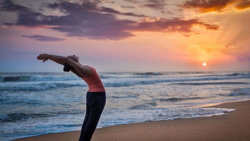 Chào mặt trời và Chào mặt trăng khác nhau như thế nào trong yoga